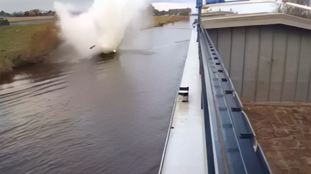 Auto te water vastgelegd vanaf een binnenvaartschip