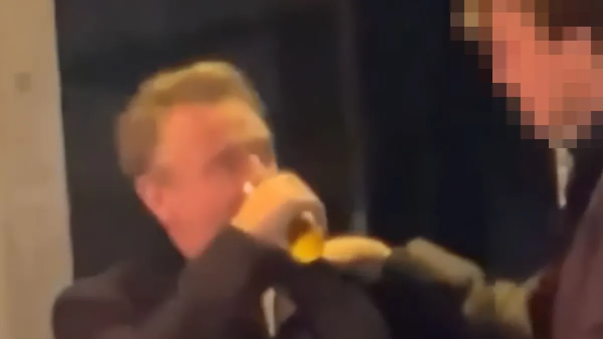 thumb vk beelden opgedoken van stomdronken acteur tom waes daarna is hij achter het stuur gestapt