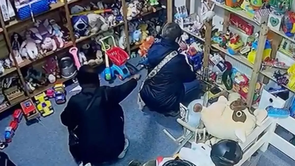 thumb vk dief probeert van vrouw te stelen in kringloopwinkel maar wordt betrapt