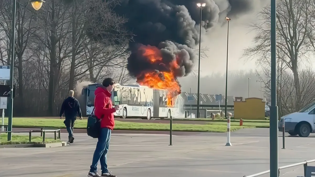 thumb vk extra spannende attractie voor walibi bezoekers brand in shuttlebus