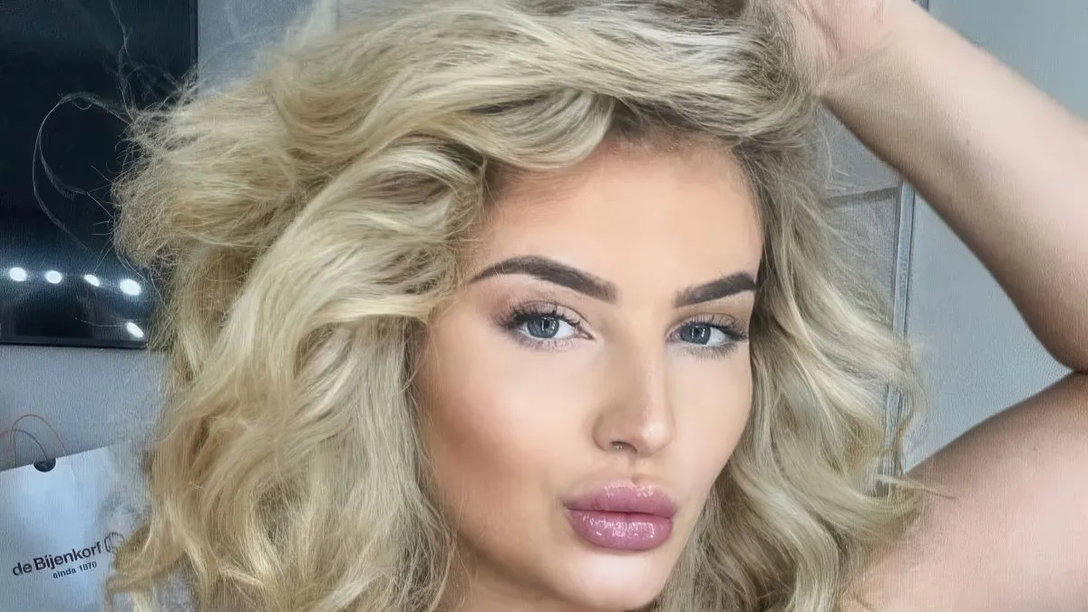 thumb vk fabiola volkers doet kerstinkopen in een heel gewaagd pakje