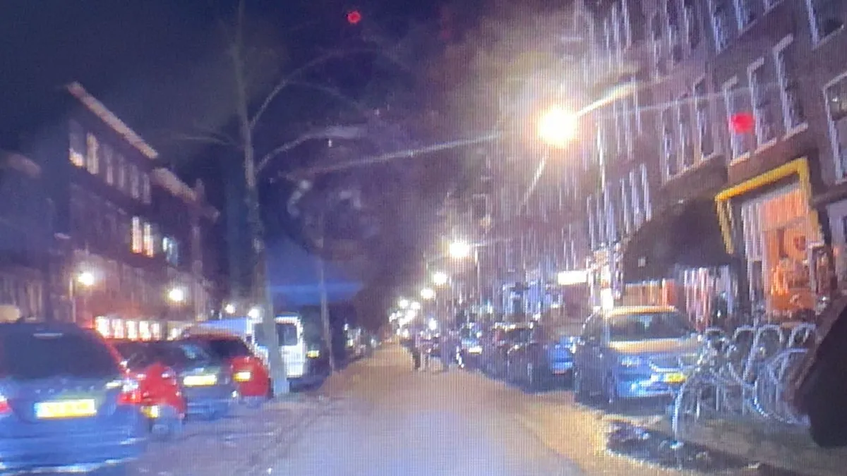 thumb vk taxichauffeur denkt dat klant in zijn broek heeft gepoept en zet hem eruit