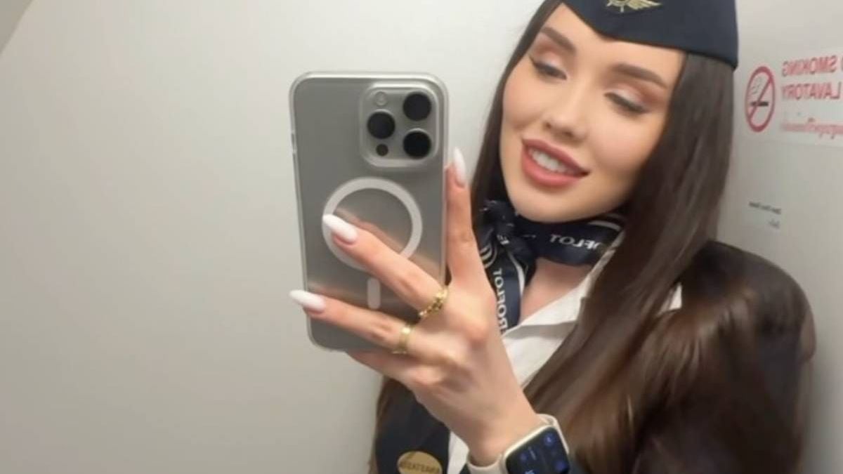 Stewardess Anastasia is eigenlijk vooral een OF-model dat doet alsof