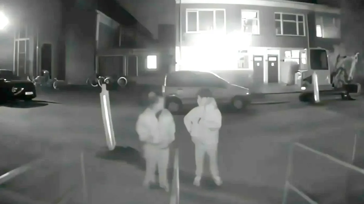 thumb vk boys doen aan belletje trekken maar met wegrennen moeten ze nog oefenen