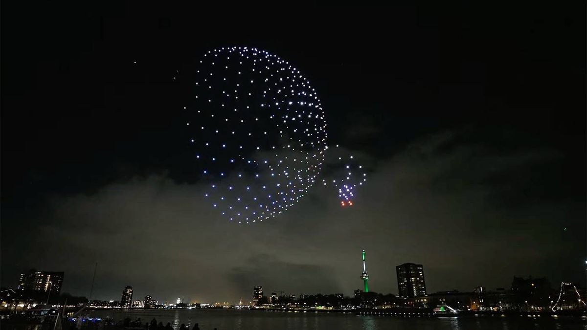 Restaurant in top Zalmhaventoren geopend met droneshow in de lucht boven Rotterdam