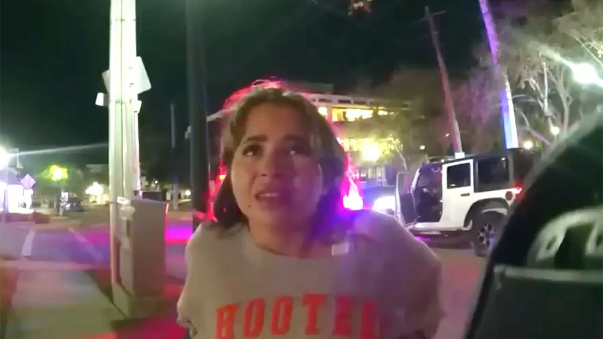 thumb vk hooters meisje wordt warm van mannen in uniform en daar moet deze agent aan geloven