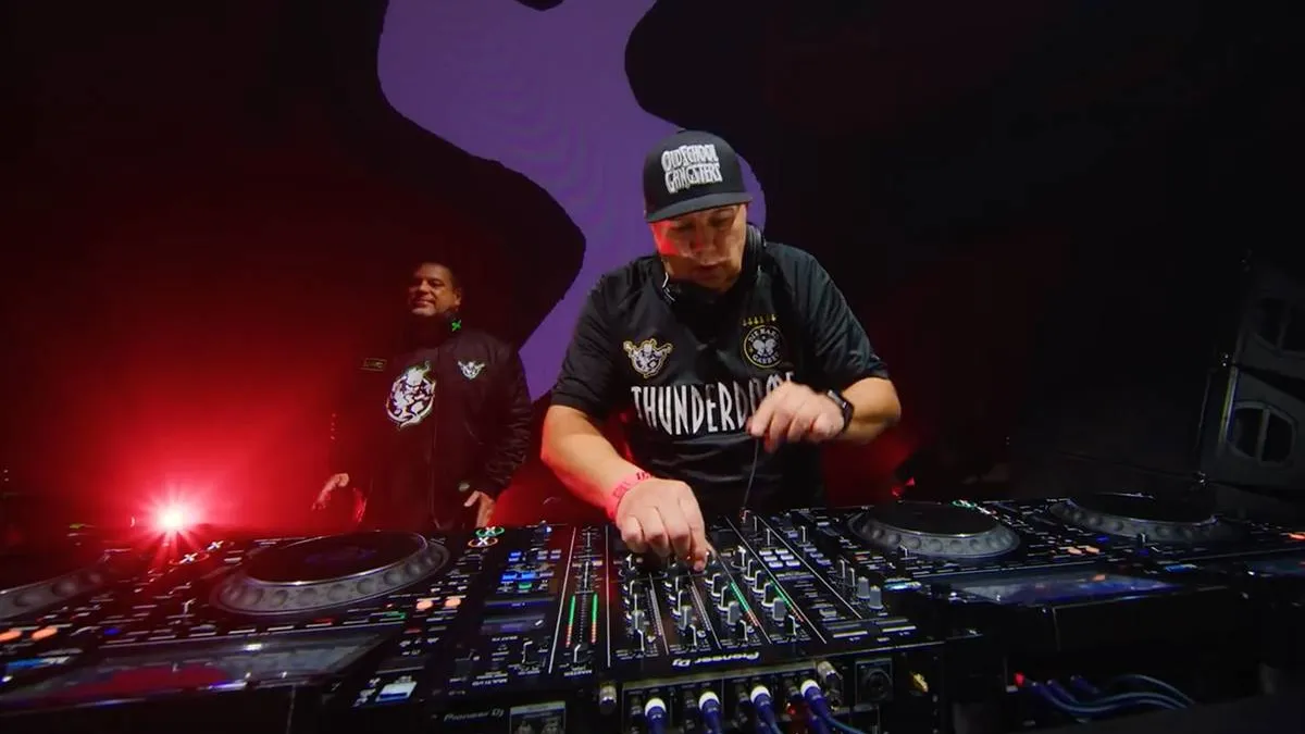 thumb vk lekker stuiteren op de thunderdome 2024 set van dj rob mc joe vs dj yves mc jerky