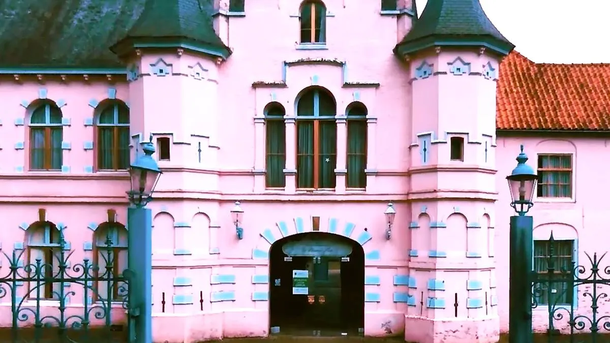 thumb vk politie betrapt twee urban explorers in roze kasteel van land van ooit en geeft hoge boete