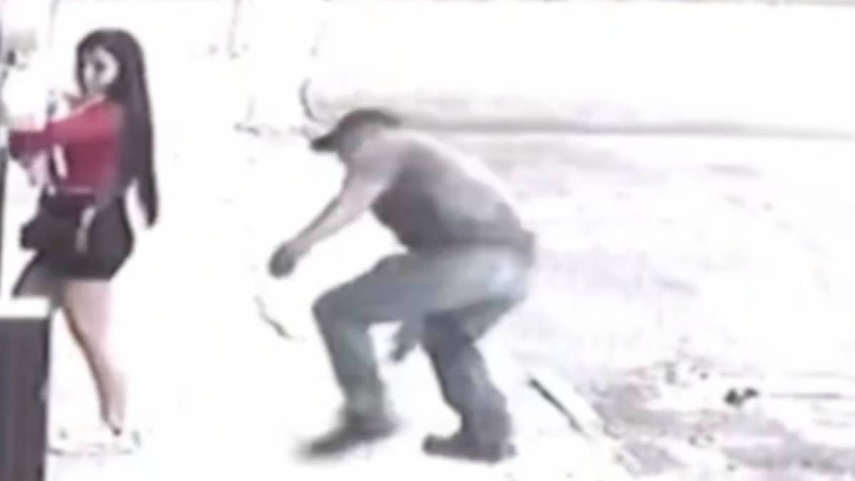 Creepy gast laat zien hoe je jezelf nooit moet gedragen als man op straat
