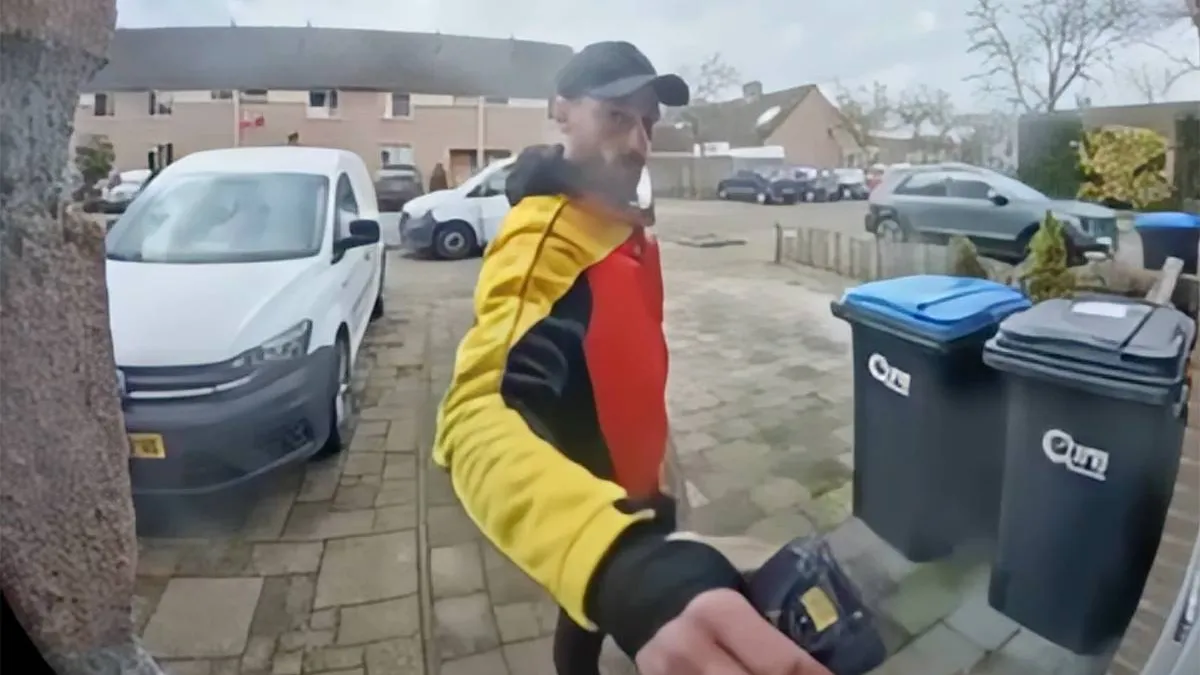 thumb vk bezorger is een beetje bang hoort hond blaffen gooit pakket neer en rent weg