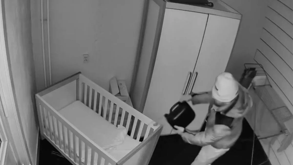 thumb vk bizarre beelden uit soest gaat viraal man met bivakmuts leegt jerrycan over babybedje