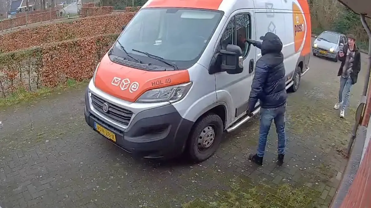 thumb vk twingo tuig boos op postnl bezorgen waarom rijd je mijn maatje bijna omver