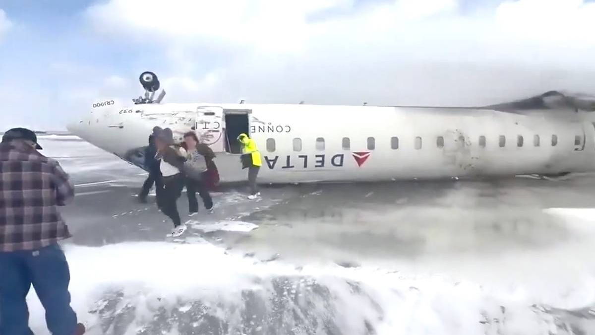 Vliegtuig crasht en komt op zijn kop terecht op vliegveld Toronto: Paniek aan boord!