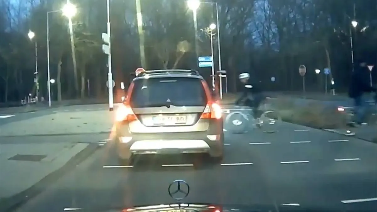thumb vk automobilist kijkt niet en rijdt fietser aan