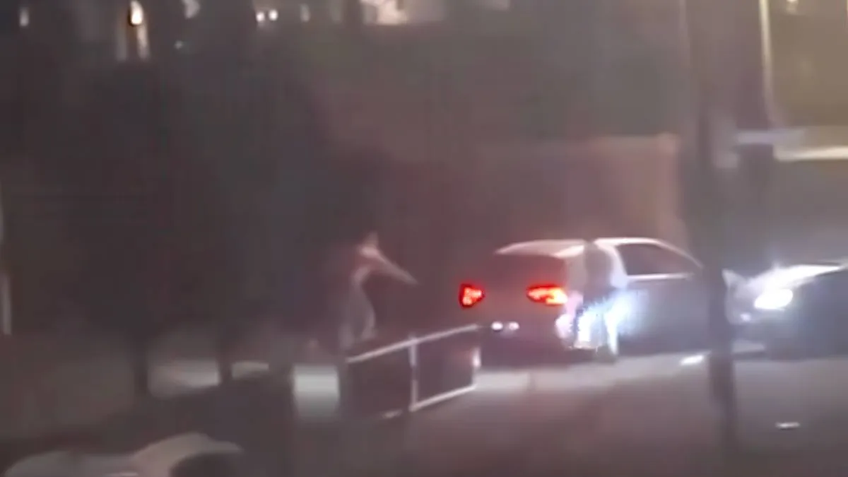 thumb vk beelden laten zien dat auto met vier mannen in maassluis extra gas geeft en over man rijdt