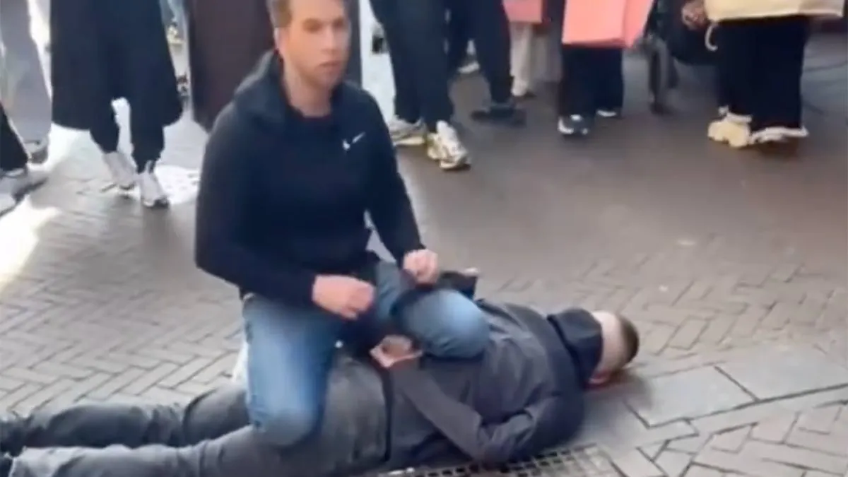 thumb vk beelden opgedoken waarop messentrekker door man tegen wordt gehouden