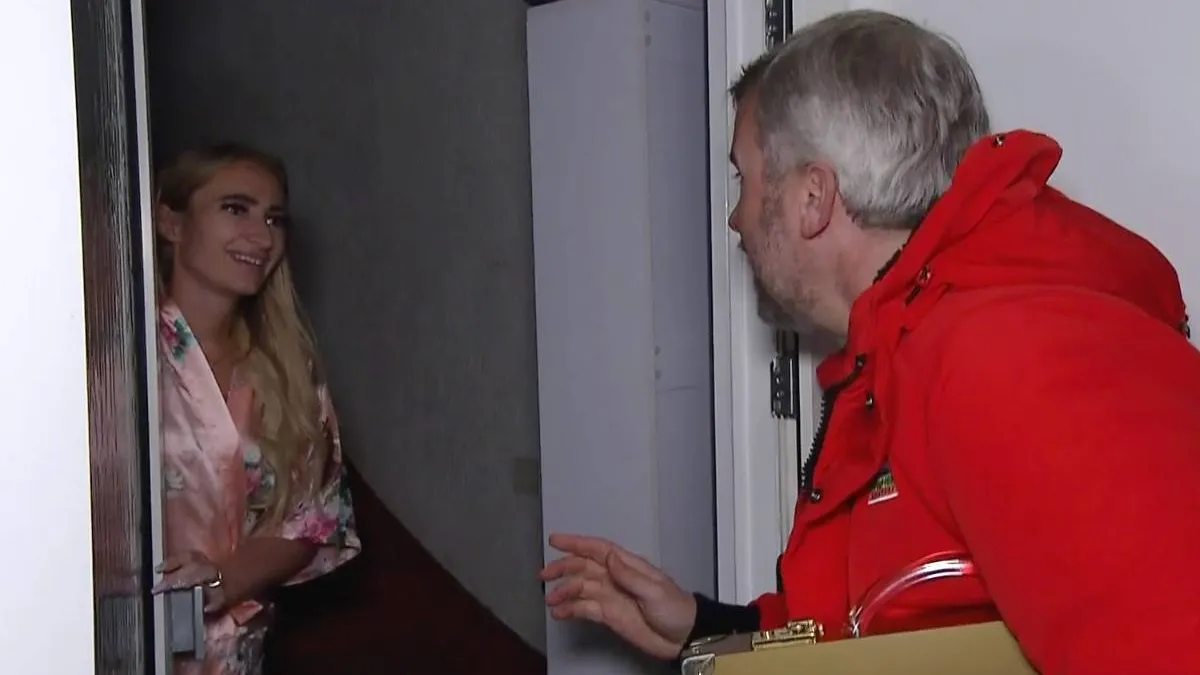 thumb vk chaos bij thuiswinnaars miljoenenjacht schaars geklede vrouw doet open en balende buurman