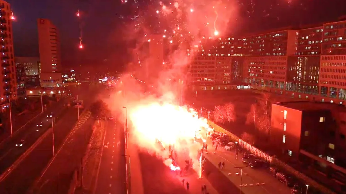thumb vk minutenlange vuurwerkshow boven centrum van rotterdam als eerbetoon voor zieke feyenoord supporter