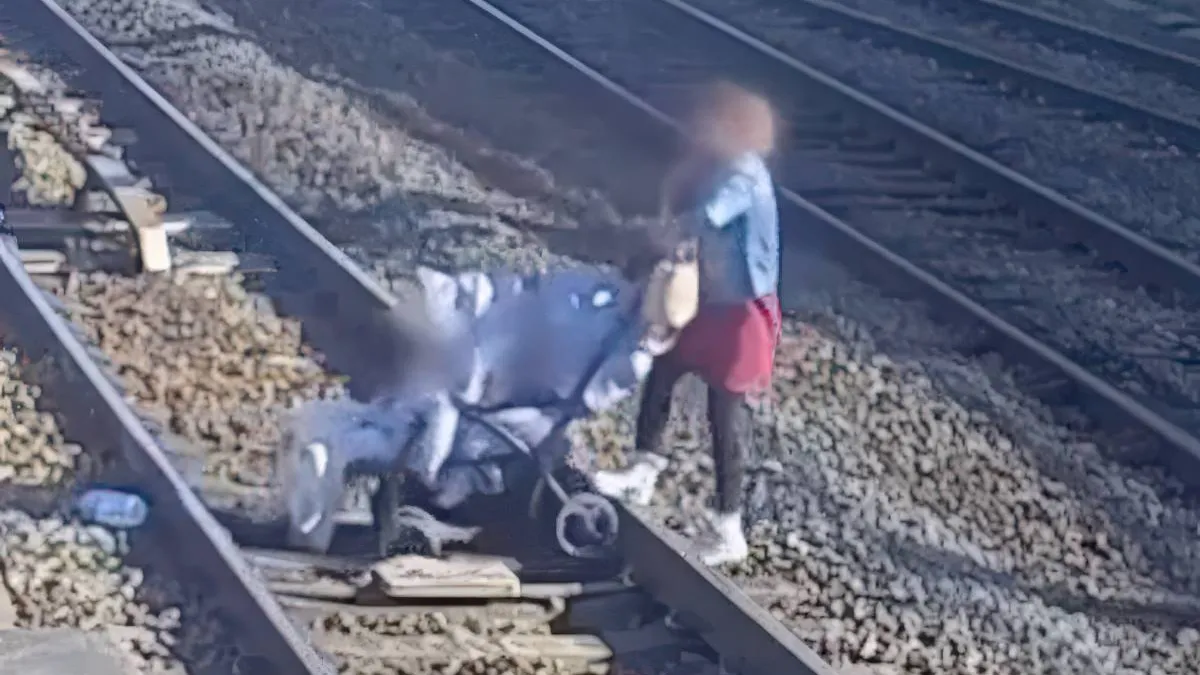 thumb vk moeder met kinderwagen steekt spoor over in belgische sint niklaas levensgevaarlijk gedrag