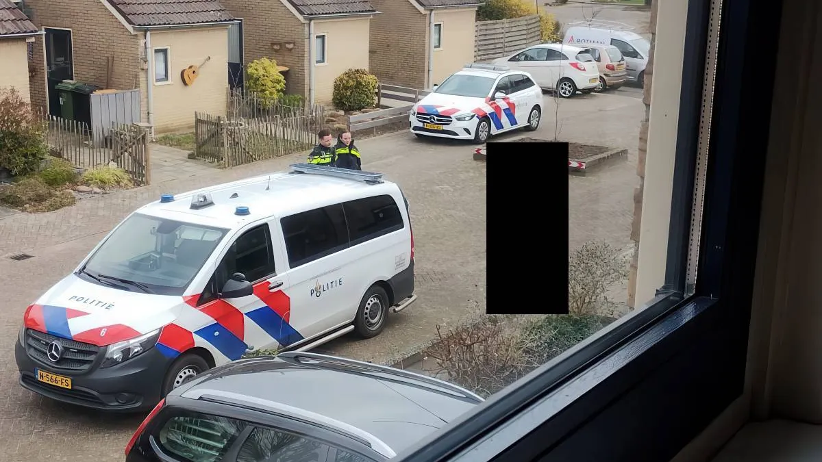 thumb vk poedelnaakte man in wierden ziet beestjes allemaal beestjes