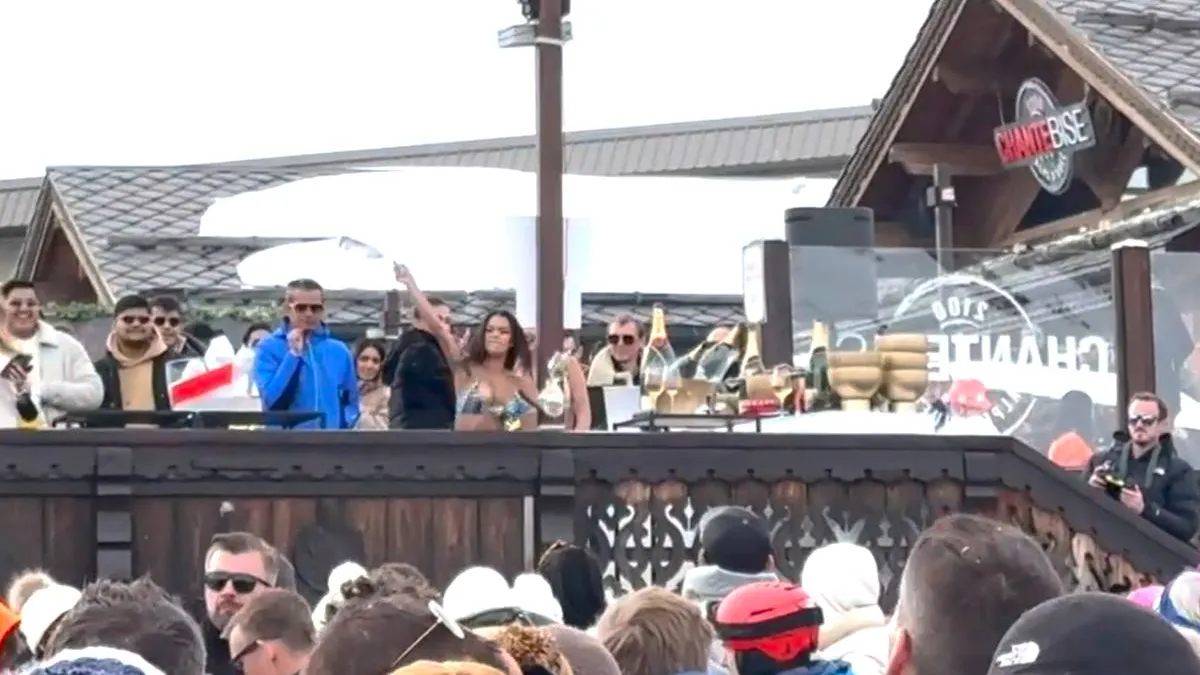 thumb vk sneeuwbal gooien op tomorrowland winter loopt uit de hand meisje op de vip wil fles gooien