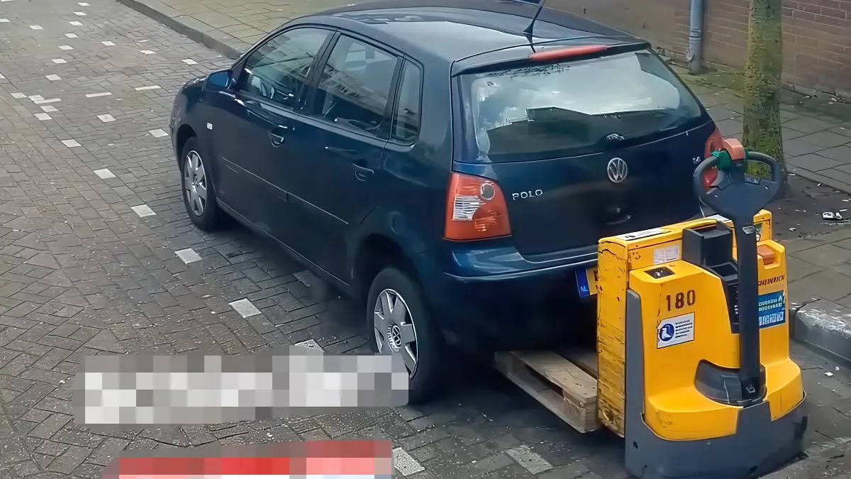 thumb vk supermarktmedewerkers in schiedam verplaatsen verkeerd geparkeerde auto