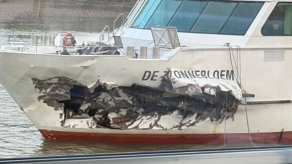 thumb vk vakantieschip de zonnebloem frontaal geramd op de rijn groot gat in de romp en maanden uit de vaart