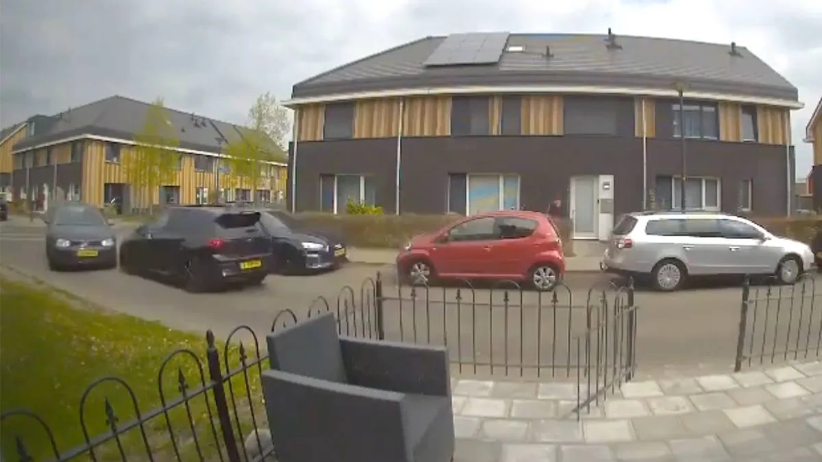 thumb vk automobilist gedraagt zich als totaalidioot en veroorzaakt ongeluk in enschede