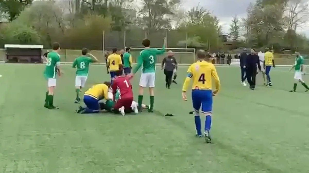 thumb vk grote vechtpartij bij amateurvoetbal in kerkrade speler op de grond video opgedoken op social media