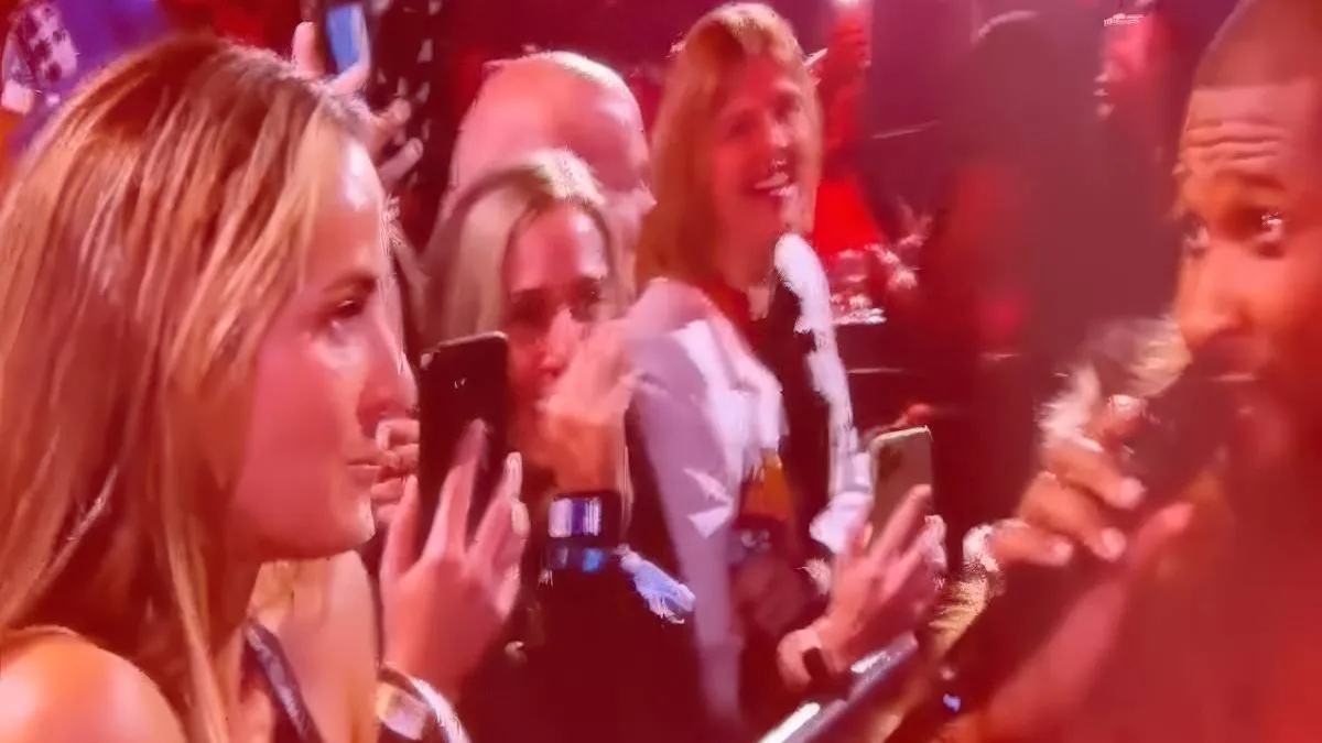 thumb vk vrouw is wel heel goed met ballen bij concert usher