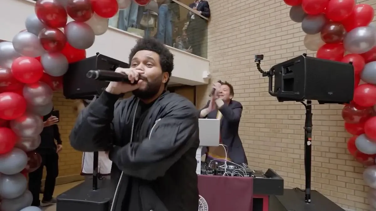 thumb viraal the weeknd en jimmy fallon komen afstudeerfeestje verstoren