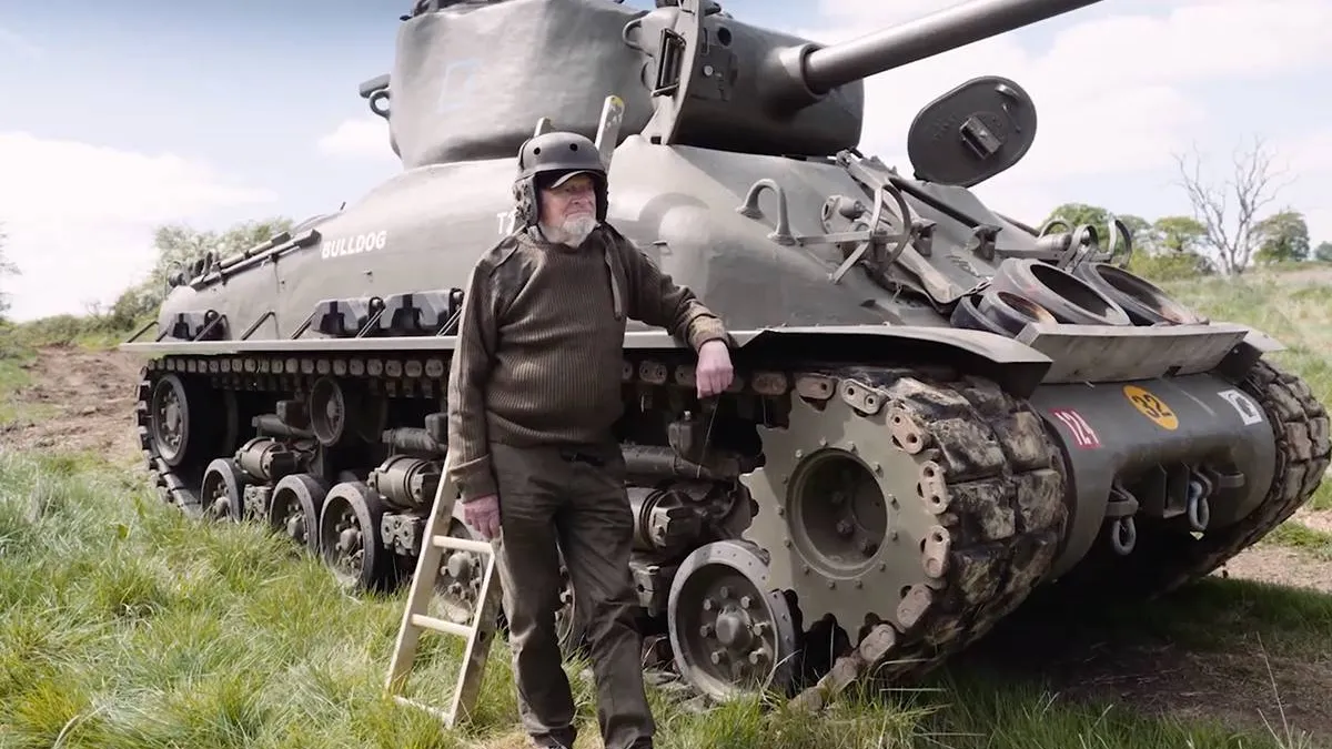 thumb vk 98 jarige veteraan ken turner rijdt tesla plat met tank we hebben fascisme eerder verpletterd doen we nu weer