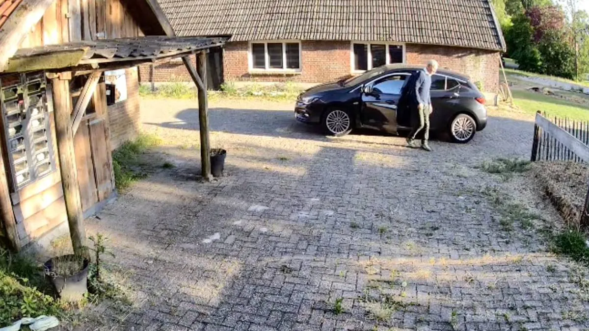 thumb vk automobilist in wierden weet nu ook dat je auto altijd op de handrem moet zetten