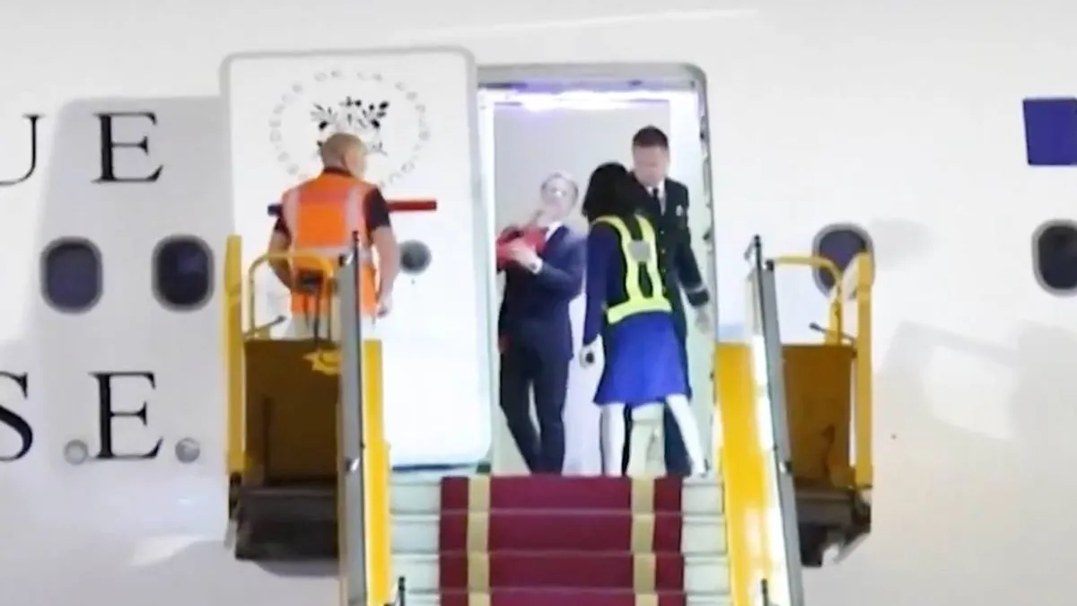 thumb vk brigitte macron geeft emmanuel een duw in het gezicht bij vn bezoek video gaat viraal