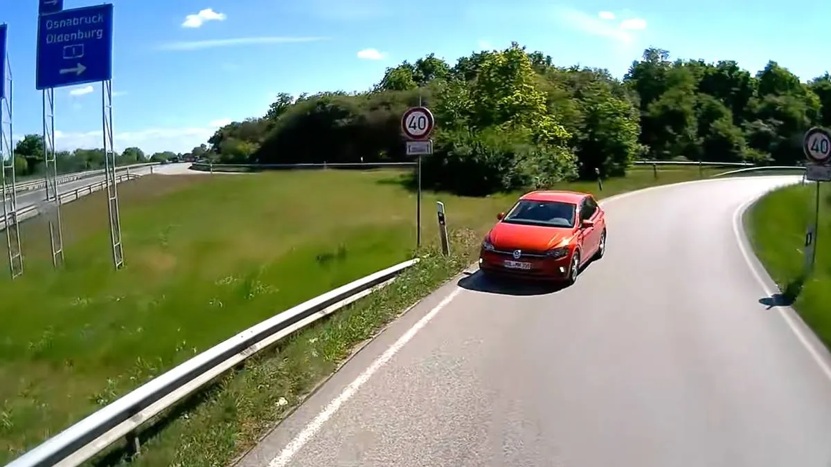 thumb vk oma is verkeerd gereden dus keert op de snelweg