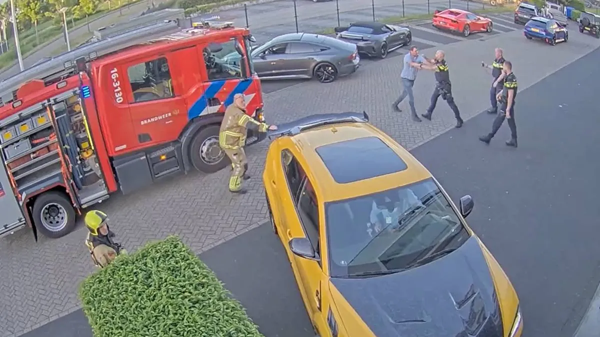 thumb vk video ondernemer wil zijn miljoenenautos redden van brand maar krijgt pepperspray van de politie