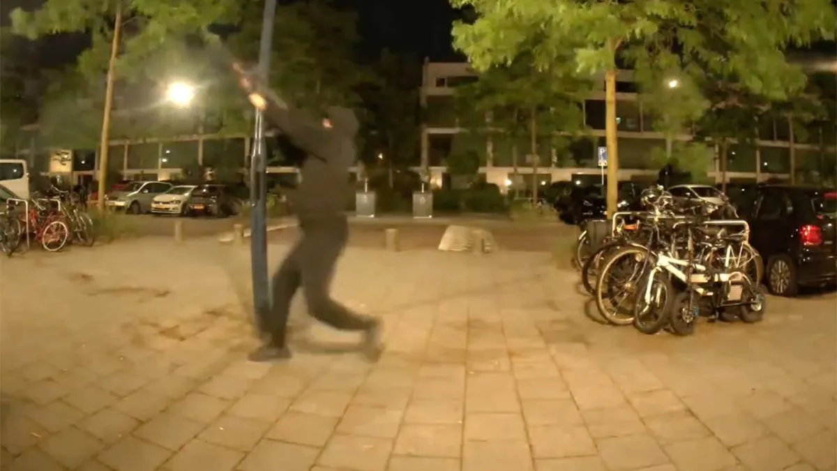 thumb vk aardig gek iemand maakt amsterdam osdorp wakker met machinegeweer