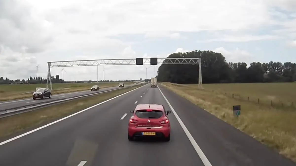 thumb vk automobilist is niet blij dat vrachtwagen caravan inhaalt op a59 en doet een remtest