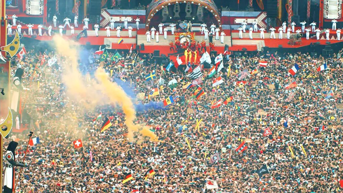thumb vk awesome 65000 festival gangers springen van links naar rechts tijdens defqon 1 weekend festival 2025