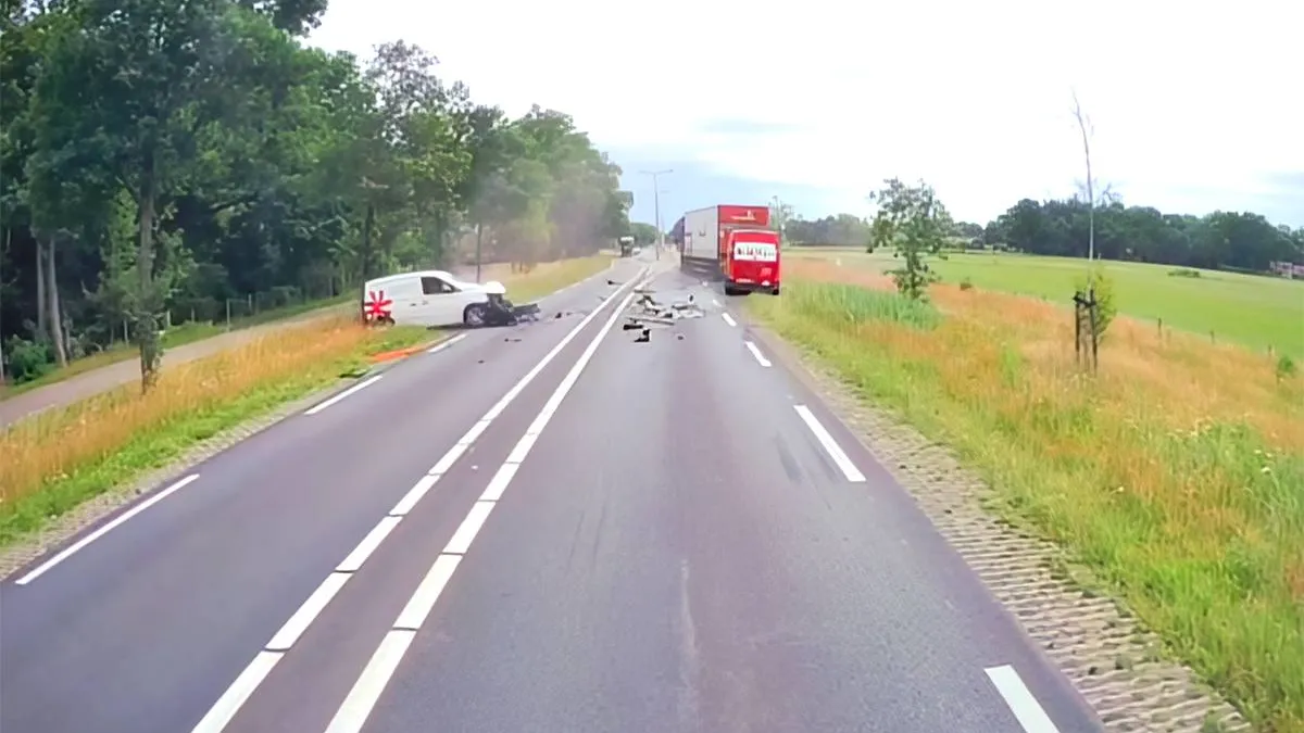 thumb vk beelden opgedoken van frontale botsing tussen vrachtwagen en bestelbus in wierden