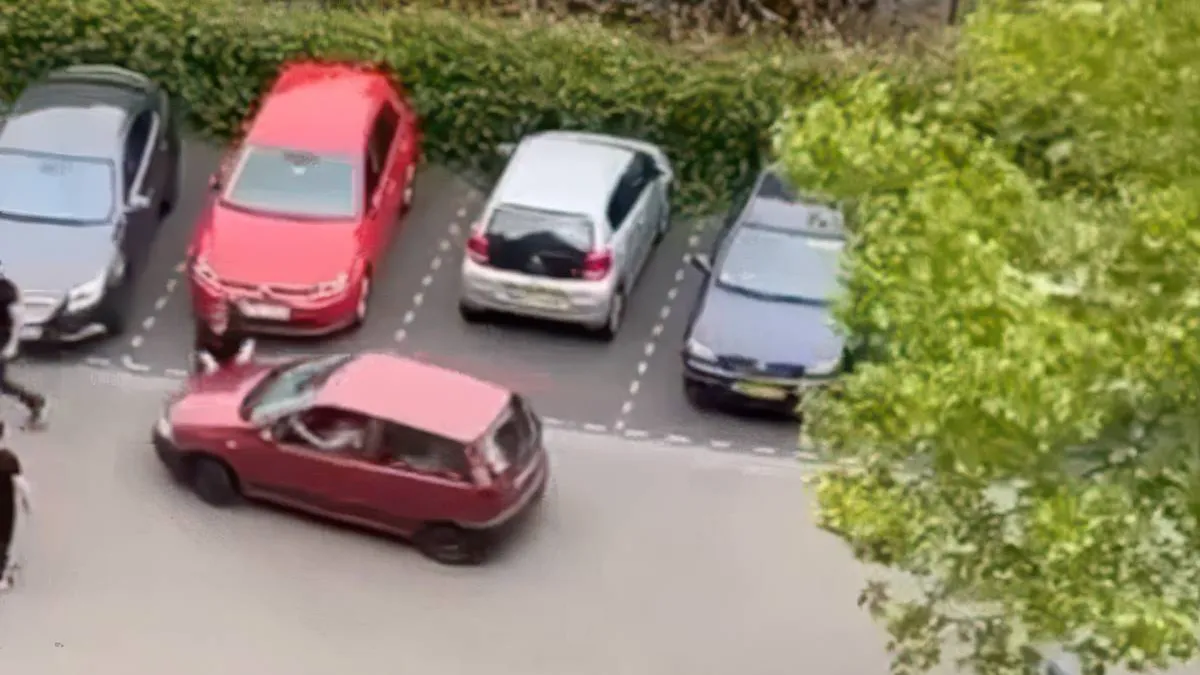 thumb vk chaos op parkeerplaats in kerkrade spiegel eraf auto ramt mens en piepende banden