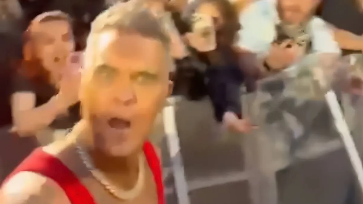 thumb vk dame flasht robbie williams en hij moet toch even goed kijken