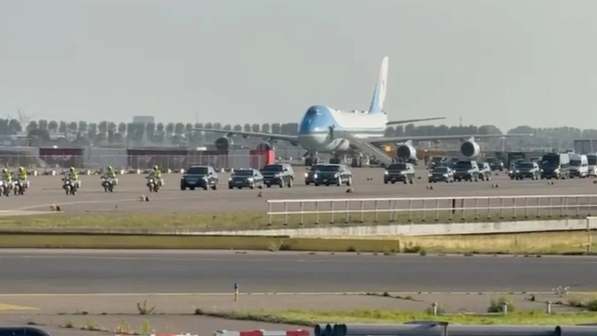 thumb vk donald trump aangekomen op schiphol en vertrekt met colonne naar den haag