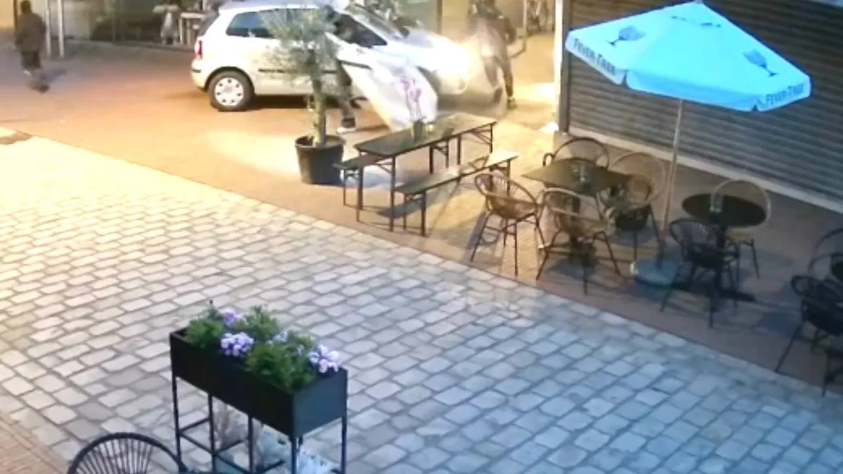 thumb vk ramkraak in rijssen juwelierszaak geramd daders steken middelvinger op naar camera