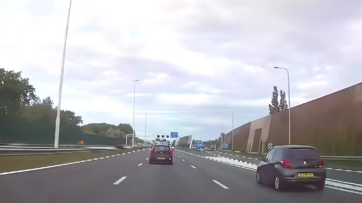 thumb vk straatracer in rotterdam en omgeving laat graag zien dat verkeersregels niet voor hem gelden