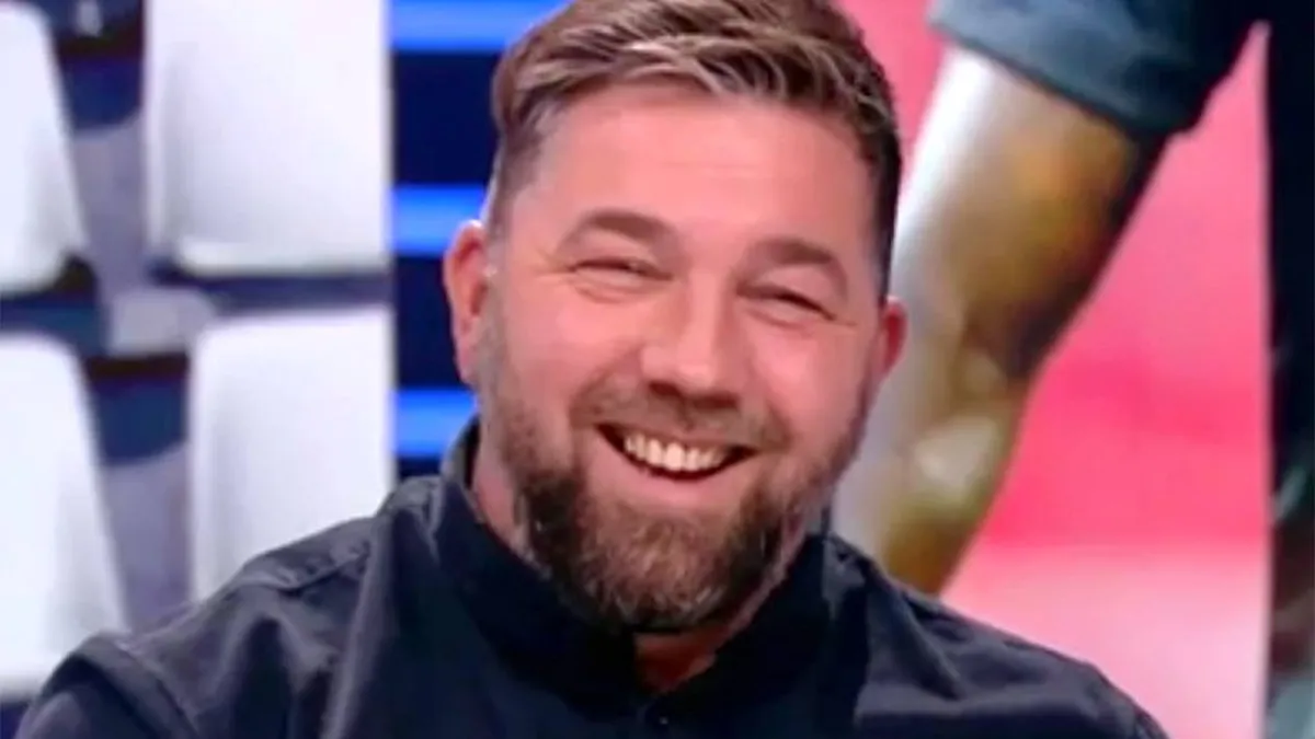 thumb vk voormalig profvoetballer theo janssen betrapt met broek op zijn enkels in kleedkamer