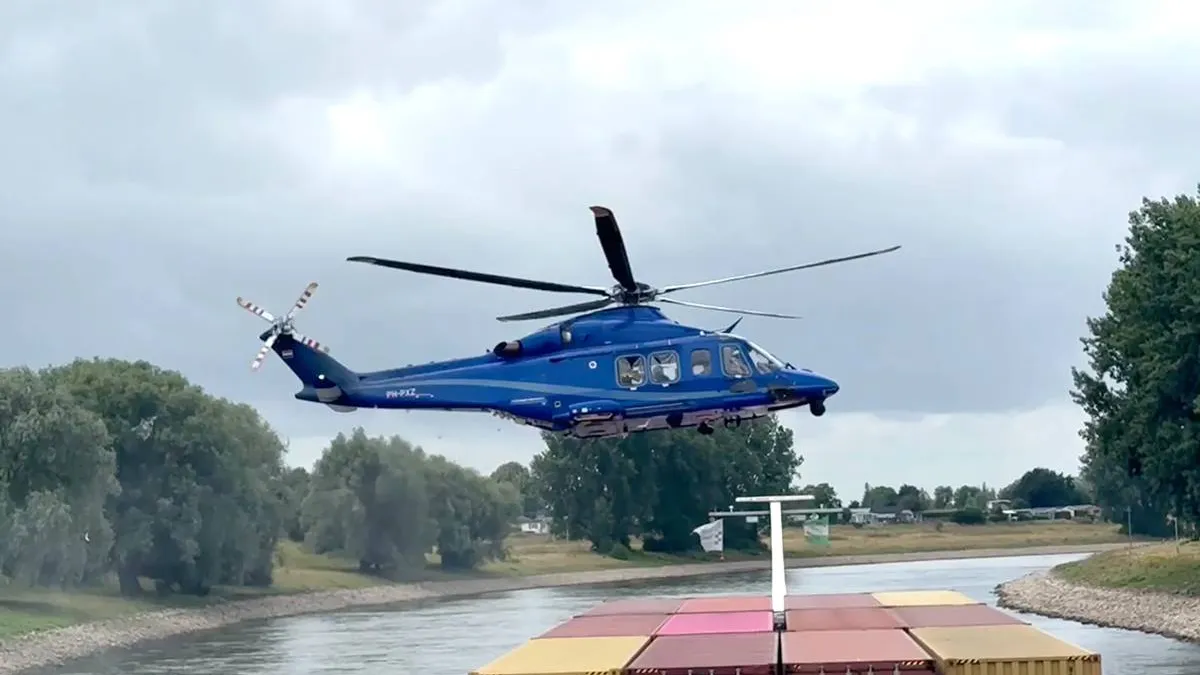 thumb_vk_Binnenvaartschip_krijgt_de_vraag_of_ze_mee_willen_helpen_aan_een_oefening_van_een_politiehelikopter