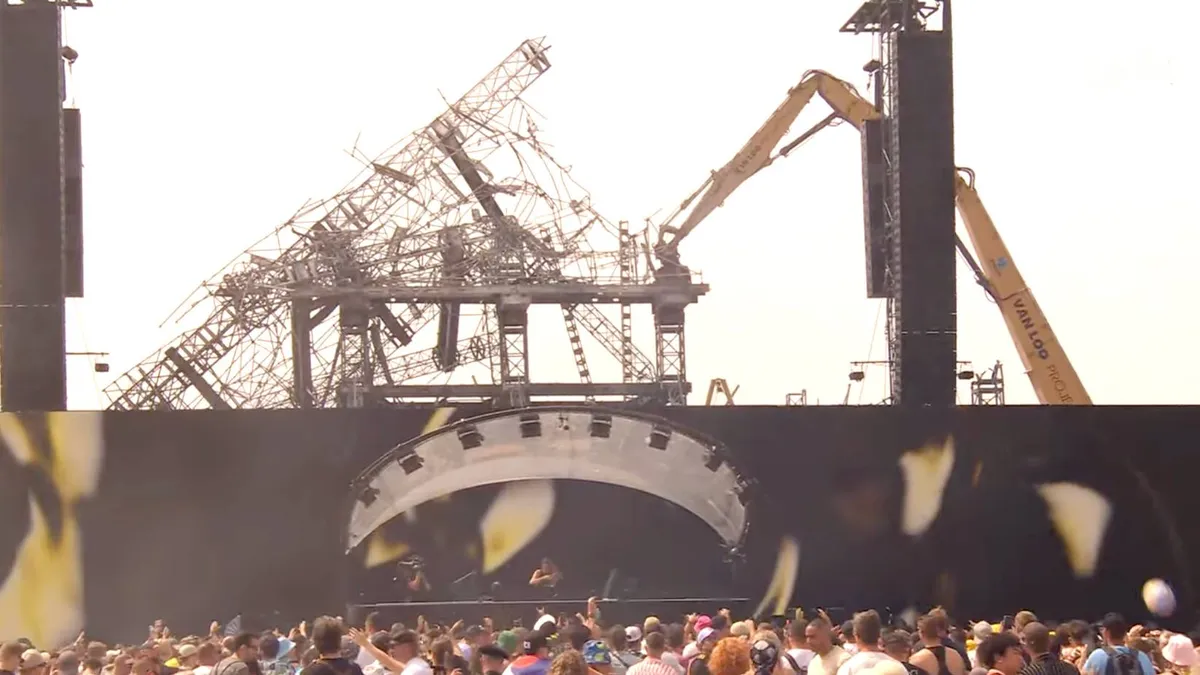 thumb_vk_Festivalganger_35_overlijdt_op_Tomorrowland_politie_onderzoekt_verdachte_dood