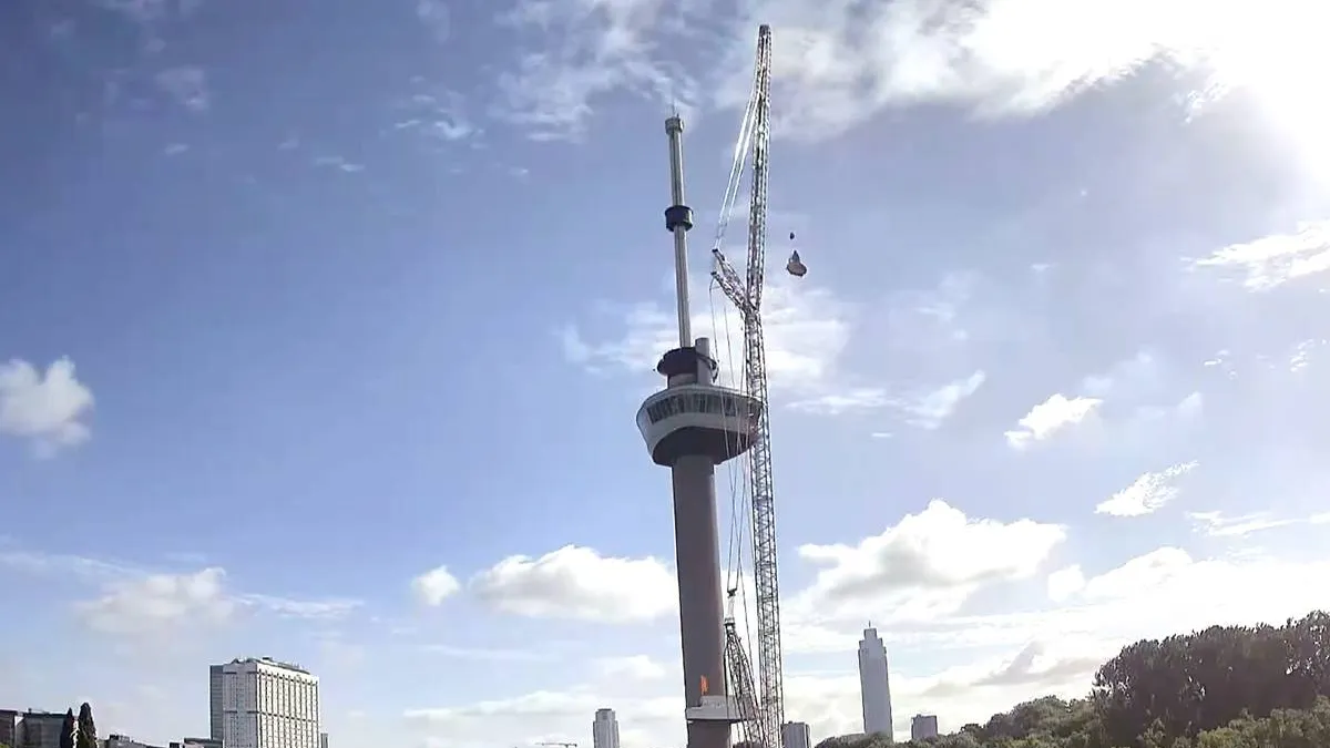 thumb_vk_Mammoet_kraan_verwijdert_Rabobank_logos_van_Euromast_in_Rotterdam_in_minder_dan_vier_uur