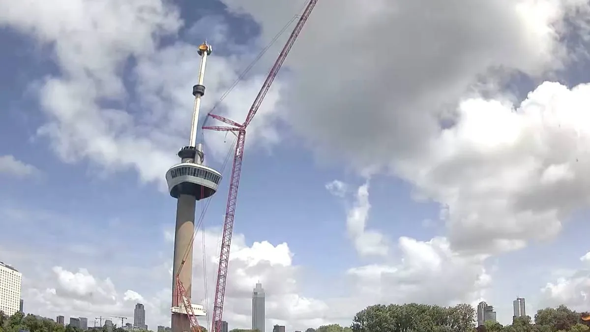 thumb_vk_Monsterkraan_torent_boven_Euromast_uit_om_Rabobank_logos_weg_te_takelen
